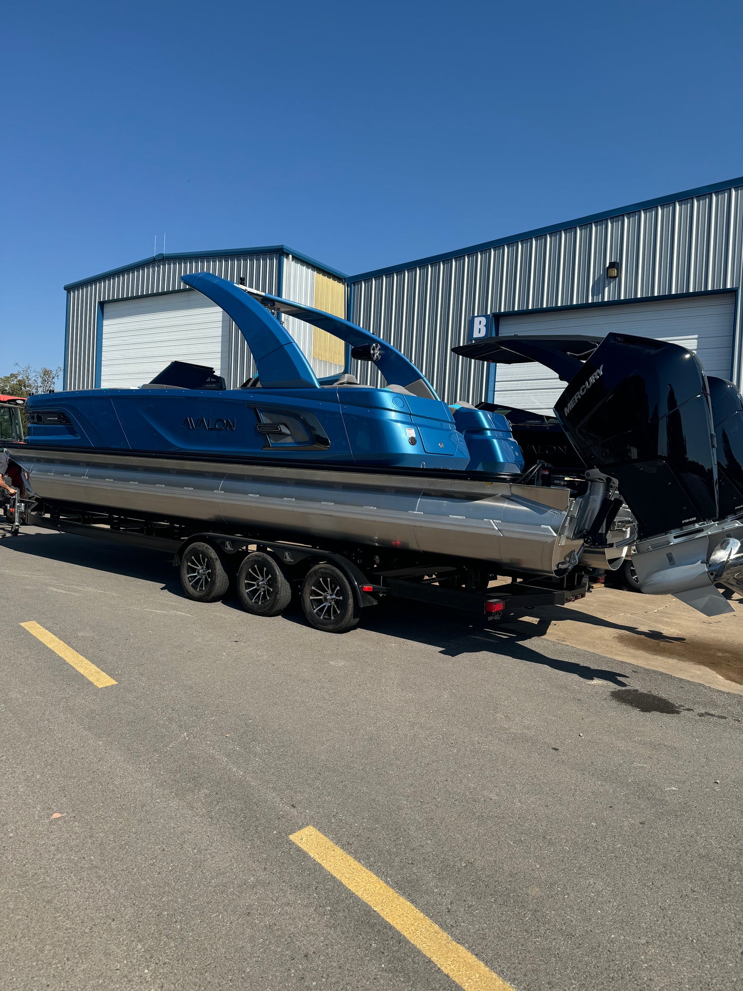 2025 Avalon Excalibur Twin Quad Lounger Windshield