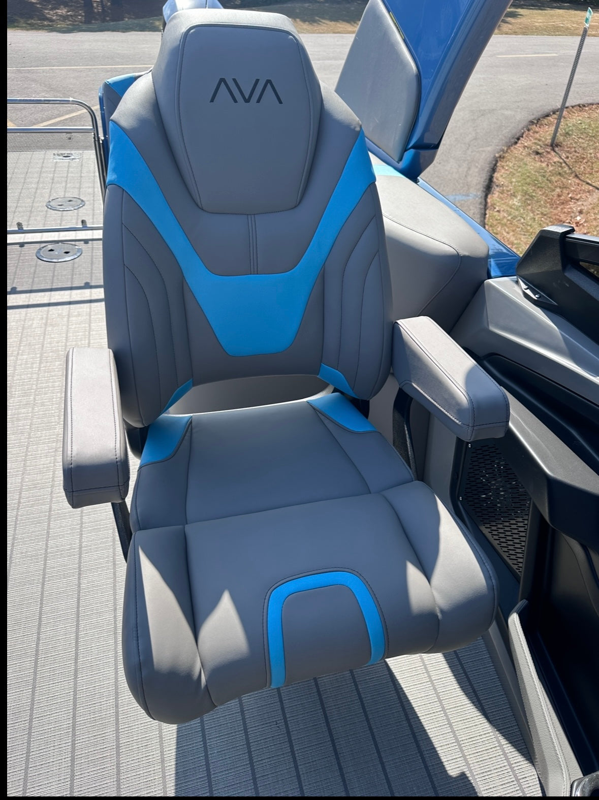 2025 Avalon Excalibur Twin Quad Lounger Windshield