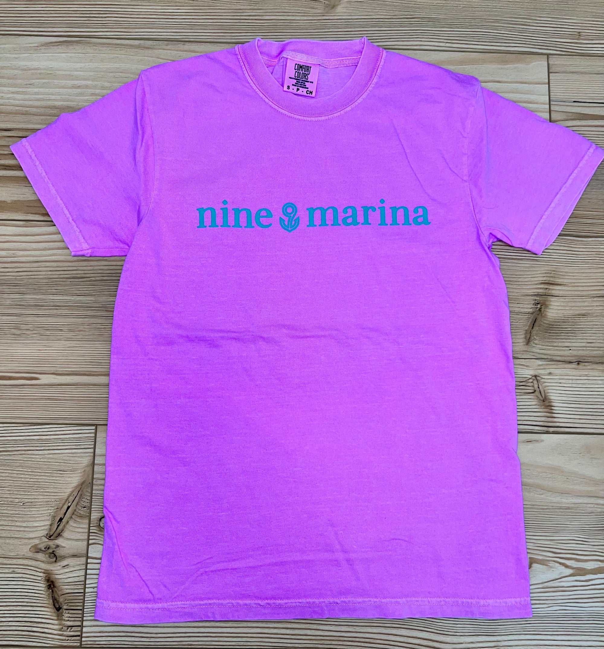 BRANDED TEE - TURQ HORIZONTAL LOGO ON VIOLET/LAVENDER