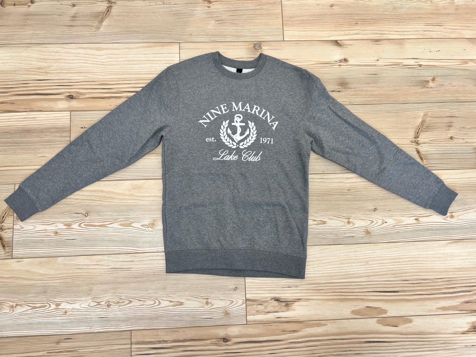 CREWNECK GREY LAKE CLUB CREST LOGO WINTER '24