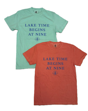 BRANDED - LAKE TIME W/ BADGE TEE GREEN/SALMON