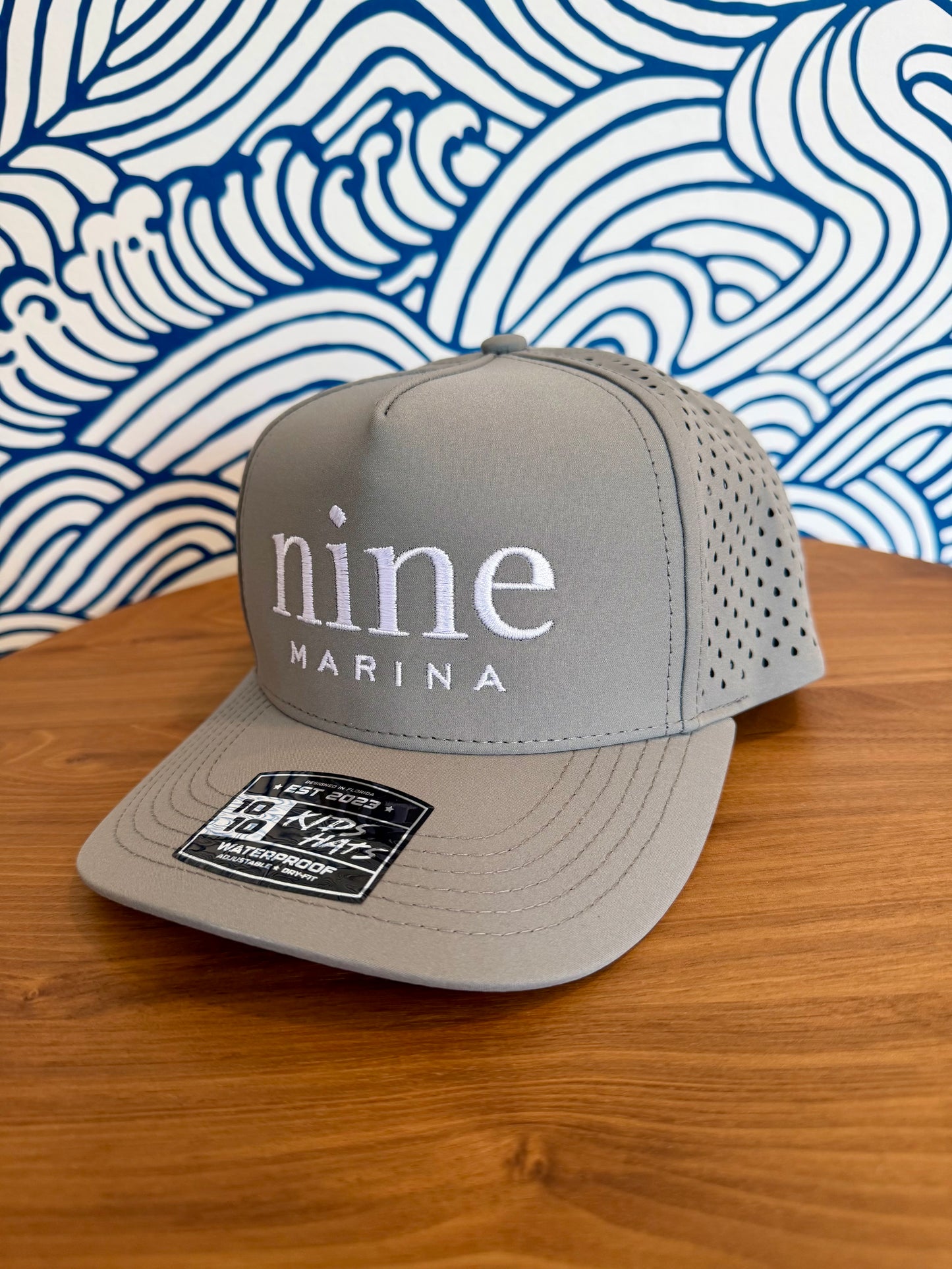 1010/26 - YOUTH HAT WHITE NINE MARINA LOGO EMBROIDERED