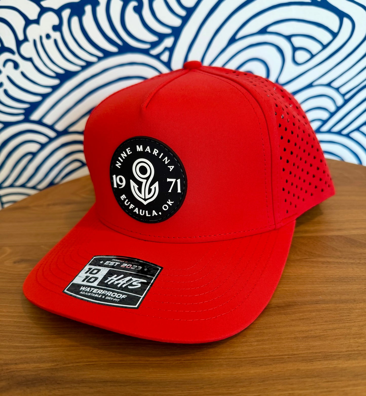 1010/26 - HAT PVC BADGE LOGO BLACK/WHITE