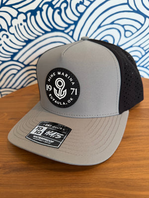 1010/26 - HAT PVC BADGE LOGO BLACK/WHITE