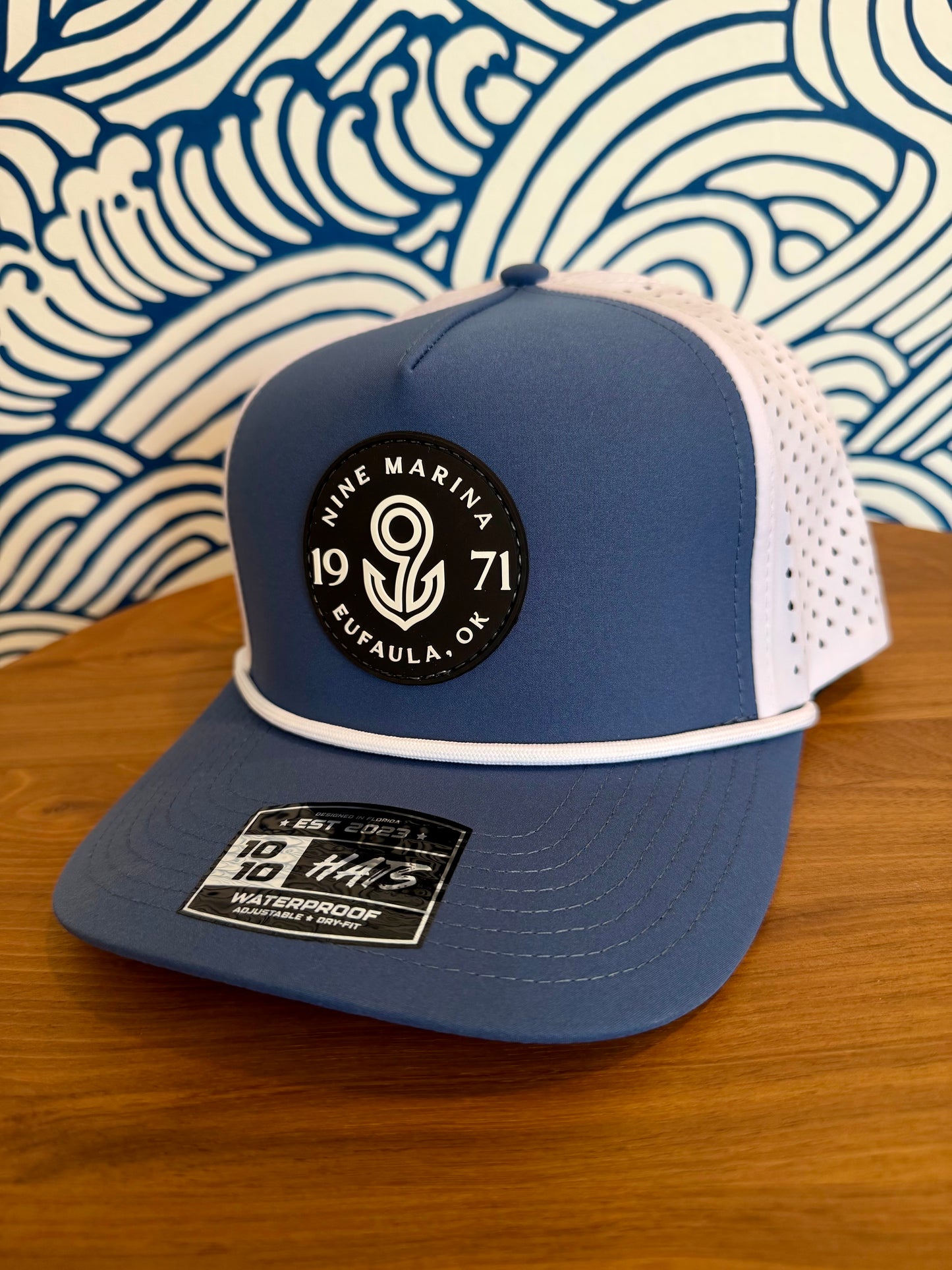 1010/26 - HAT PVC BADGE LOGO BLACK/WHITE