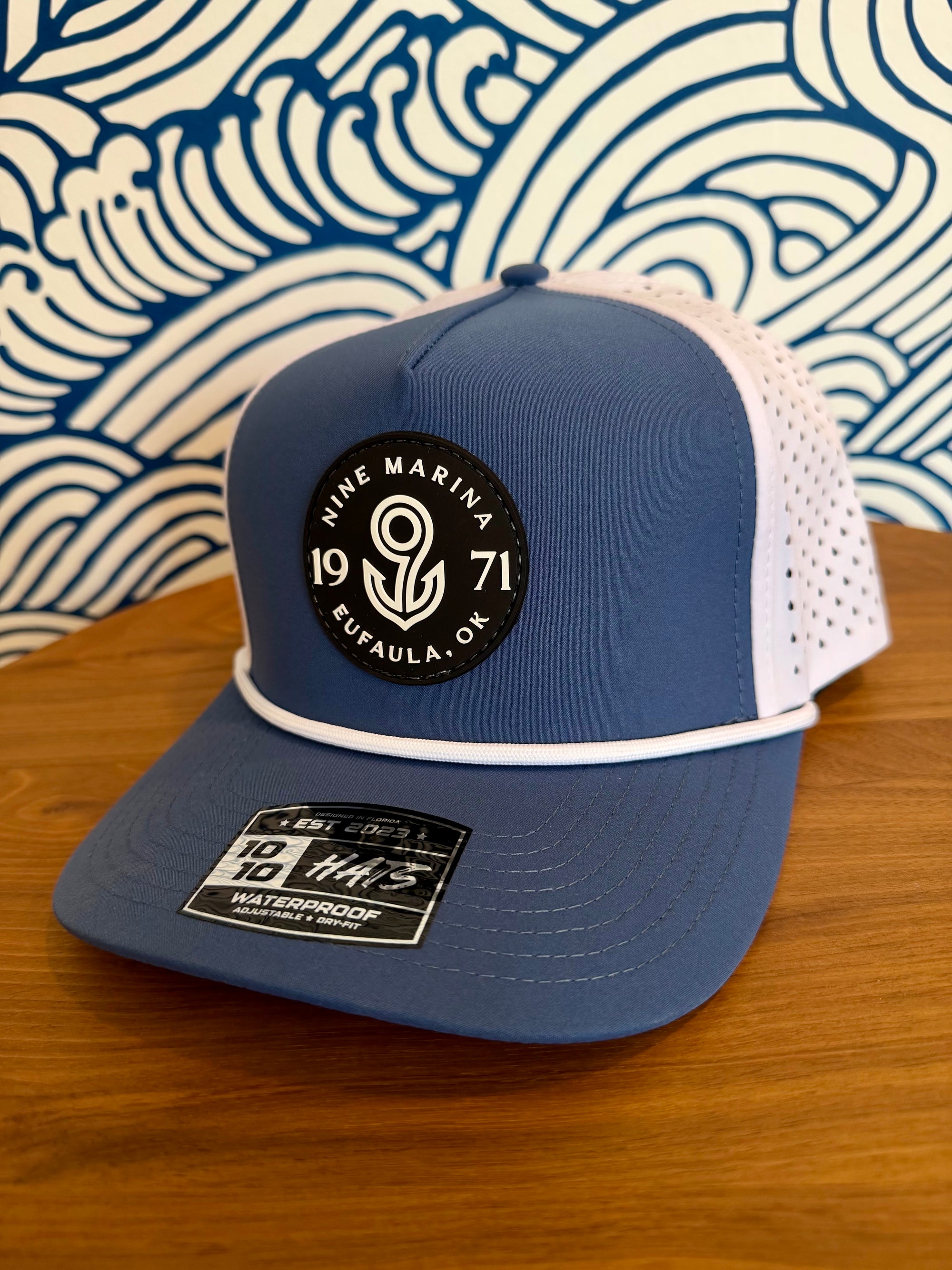 1010/26 - HAT PVC BADGE LOGO BLACK/WHITE