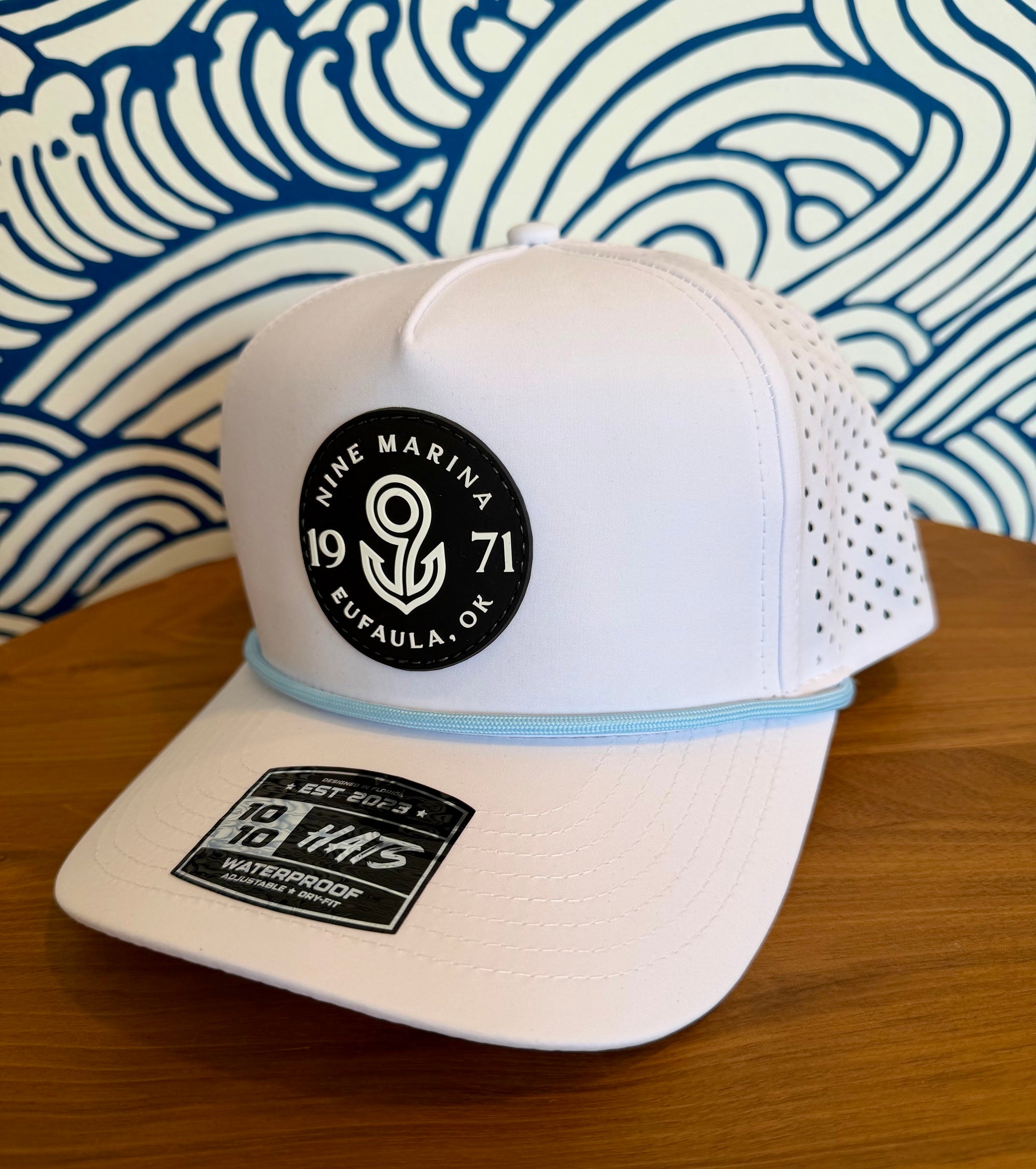 1010/26 - HAT PVC BADGE LOGO BLACK/WHITE