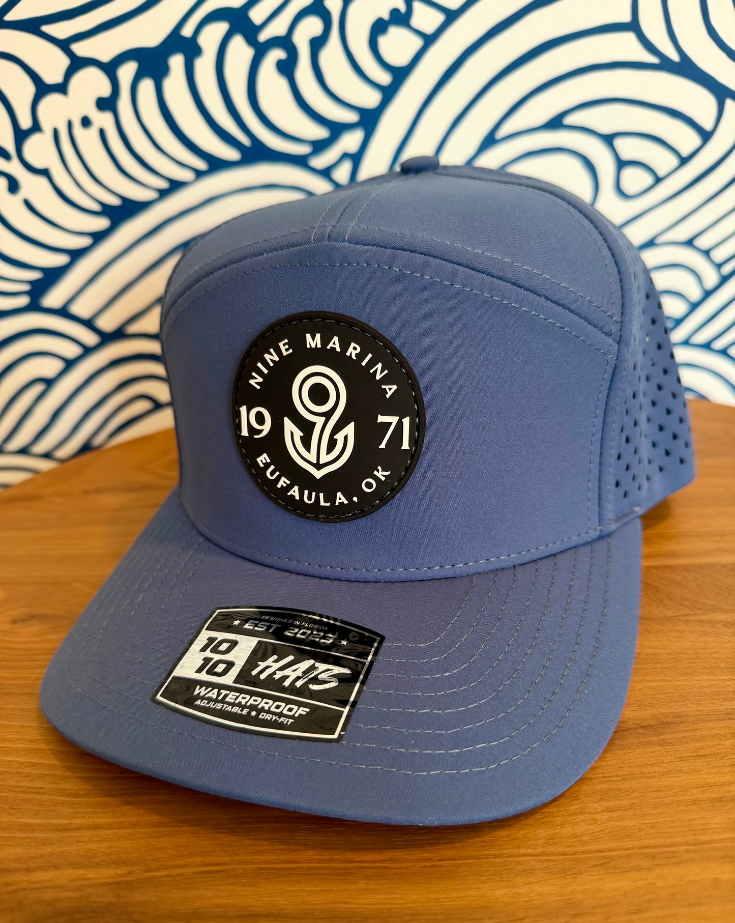 1010/26 - HAT PVC BADGE LOGO BLACK/WHITE