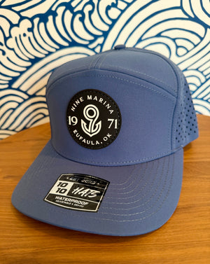 1010/26 - HAT PVC BADGE LOGO BLACK/WHITE