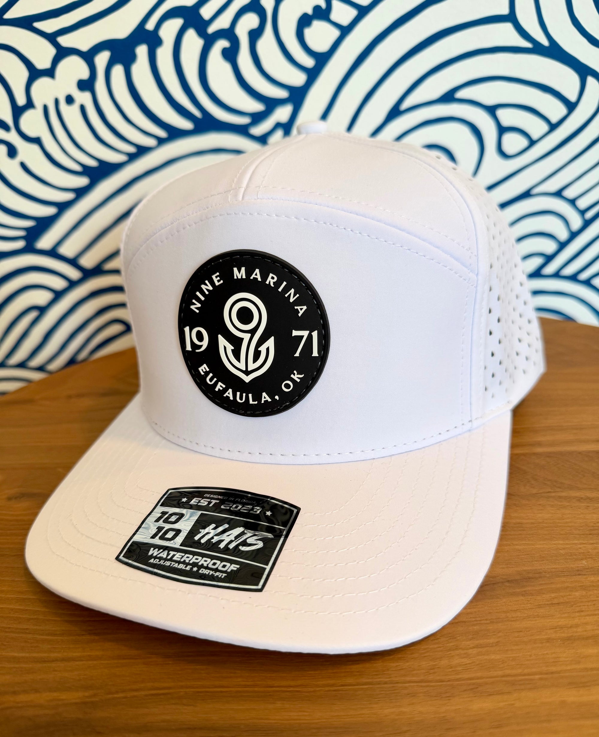 1010/26 - HAT PVC BADGE LOGO BLACK/WHITE