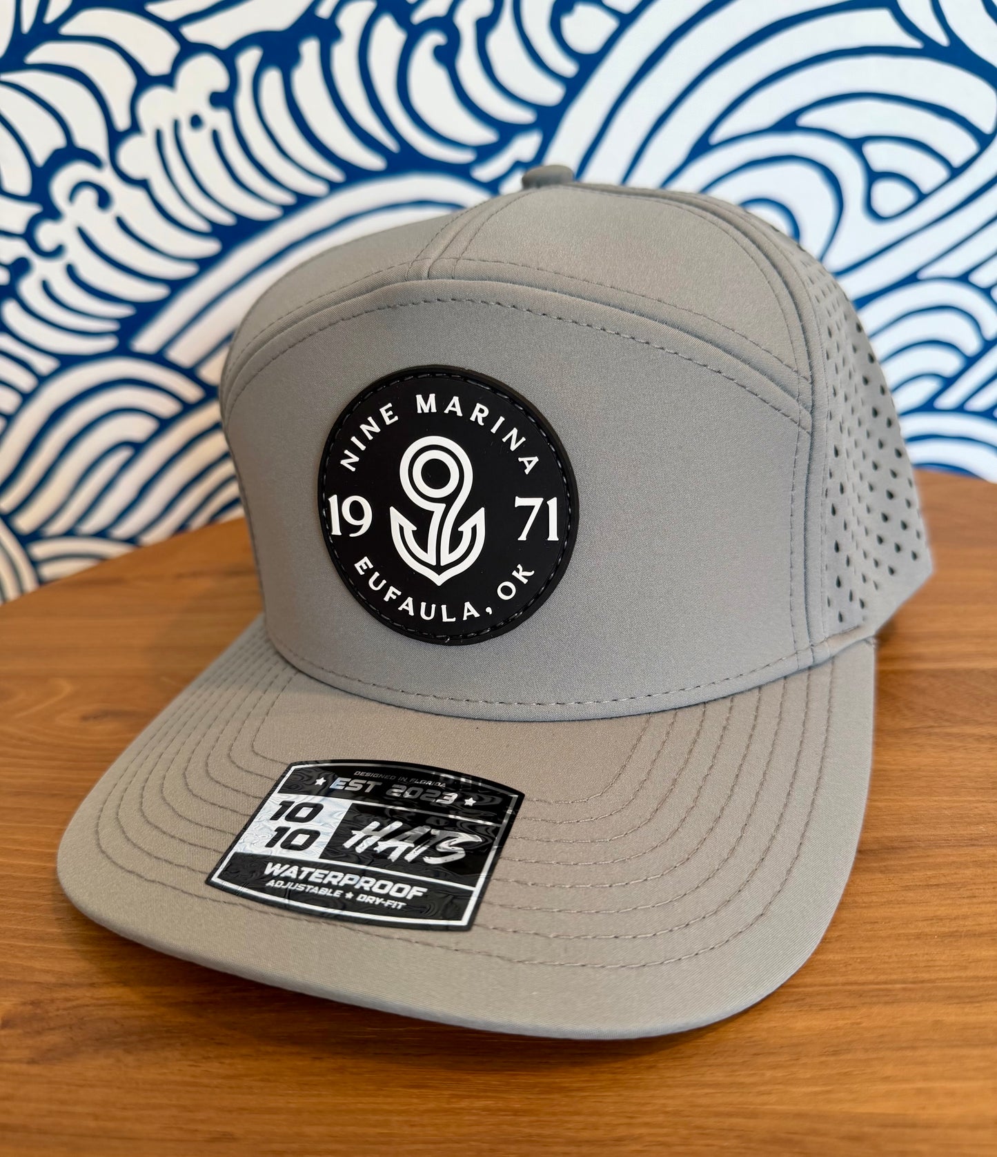 1010/26 - HAT PVC BADGE LOGO BLACK/WHITE