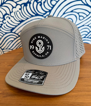 1010/26 - HAT PVC BADGE LOGO BLACK/WHITE