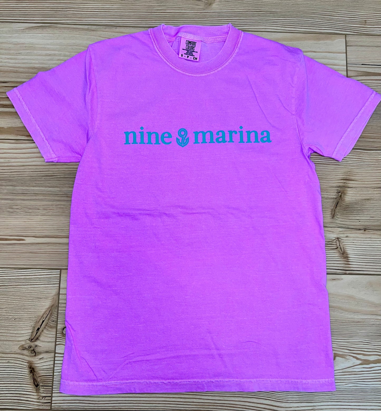 BRANDED TEE - TURQ HORIZONTAL LOGO ON VIOLET/LAVENDER