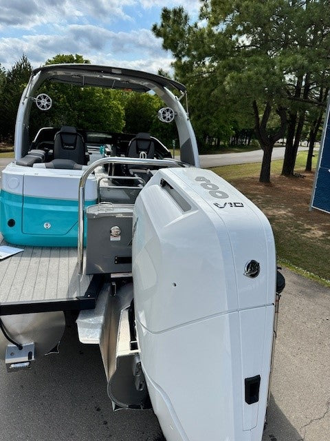 2024 Avalon Excalibur Quad Lounge Windshield